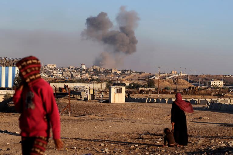 Una columna de humo se levanta tras un ataque aéreo israelí sobre edificios cerca del cerco fronterizo entre Egipto y Rafah, en el sur de la Franja de Gaza, el martes 7 de mayo de 2024. 