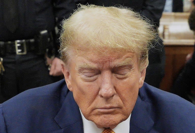 El expresidente estadounidense Donald Trump asiste a su juicio por supuestamente encubrir pagos de dinero en secreto vinculados a relaciones extramatrimoniales, en el Tribunal Penal de Manhattan en la ciudad de Nueva York, el 7 de mayo de 2024