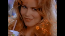 Des bulles orange qui n’ont pas plu à Karl. En 1994, Claudia Schiffer accepte de tourner dans une publicité pour Fanta. Un choix que le Kaiser de la mode considère comme un crime de lèse-luxe. Leur relation se brise. Mais en 2007, le DA de Chanel la fait de nouveau poser pour la marque française et leur complicité reprend de plus belle. Lors du décès de Lagerfeld, en février 2019, le top model écrit sur Instagram : "<em>il était ma poussière magique</em>". ©Youtube AlteReklame pub Fanta