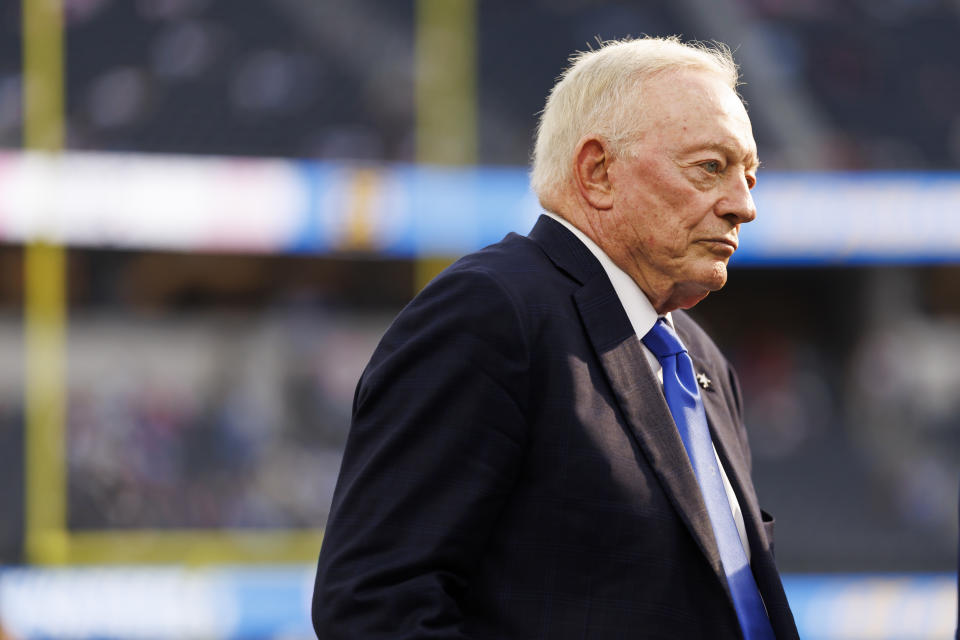 Die Dallas Cowboys von Jerry Jones haben am ersten Tag der sogenannten Legal Tampering Period nicht viel unternommen.  (Foto von Ryan Kang/Getty Images)