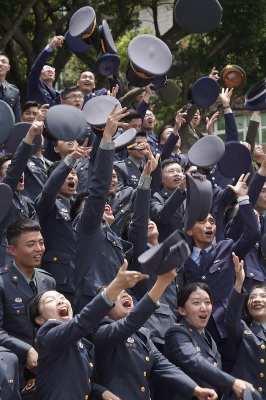 三軍八校院聯合畢業典禮  畢業生拋帽慶祝（1） 「113年三軍八校院聯合畢業典禮」27日上午在國防 大學復興崗校區舉行，典禮後畢業生開心拋帽慶祝。 中央社記者徐肇昌攝  113年6月27日 