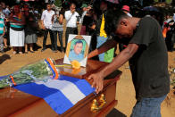 <p>In Nicaraguas Hauptstadt Managua wird Ezequiel Leiva zu Grabe getragen, der nach viermonatigem Krankenhausaufenthalt an den Folgen einer Schussverletzung durch die Polizei gestorben war. In Nicaragua kommt es seit Monaten zu gewaltsamen Auseinandersetzungen zwischen Regierungstruppen und Gegnern von Präsident Daniel Ortega. (Bild: Reuters/Oswaldo Rivas) </p>