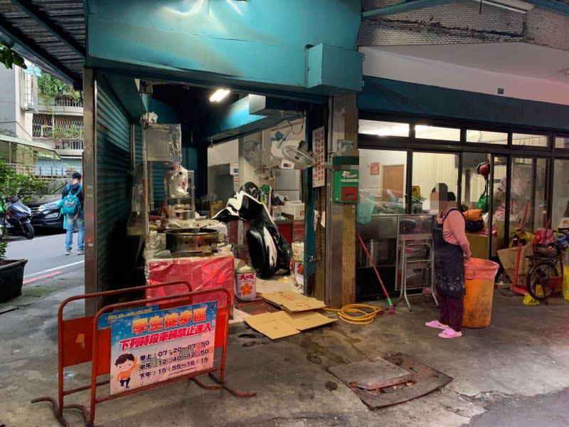 ▲疑因操作不慎，機車暴衝整輛撞入早餐店。（圖／翻攝畫面）