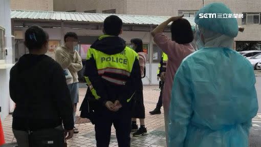 李姓男子遭警察和醫護人員包圍。