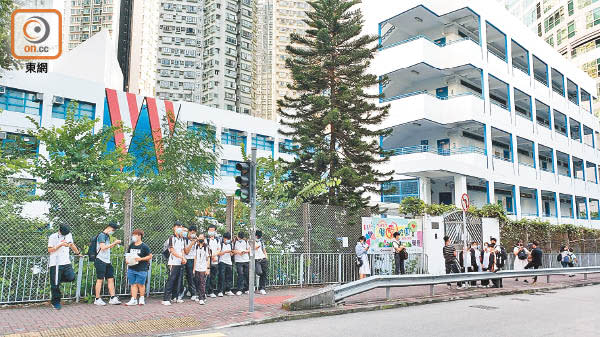 荃灣昨日有中學生發起人鏈示威活動。（朱先儒攝）