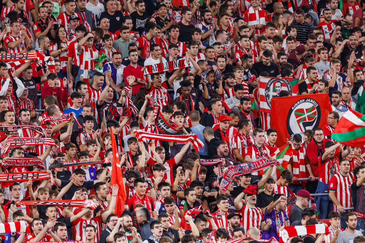 Aficionados en las gradas de San Mamés durante el partido de Liga entre el Athletic de Bilbao y el Atlético de Madrid de este 15 de octubre. (Foto: Pablo Garcia / DAX Images / NurPhoto / Getty Images).