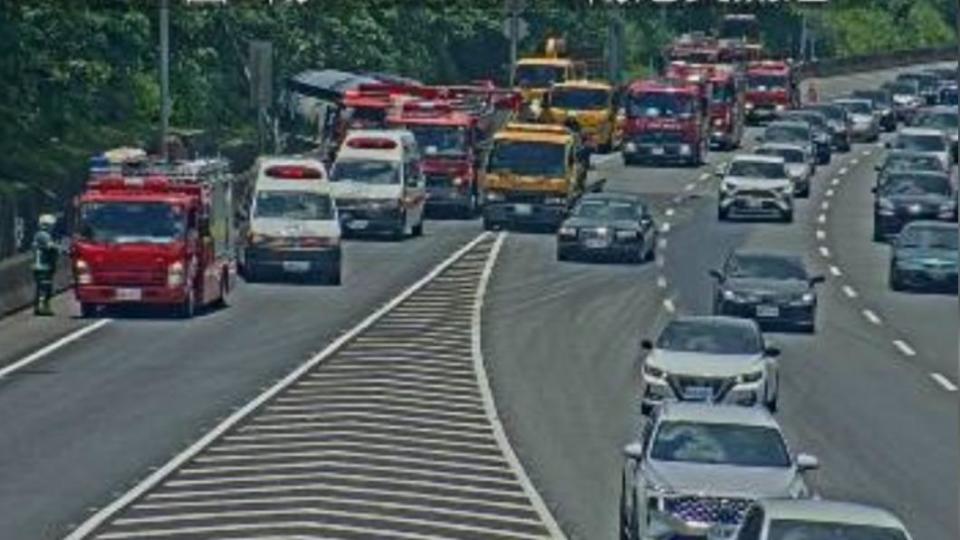 車禍造成車流回堵。（圖／翻攝自國道即時路況）