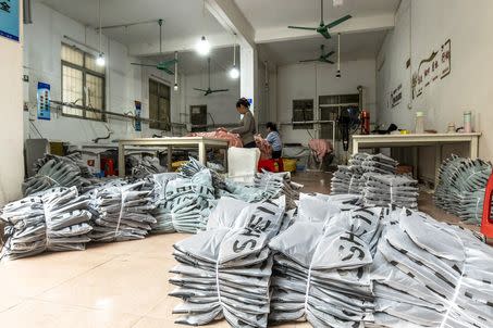 Atelier Shein à Nancun, en Chine. Un documentaire britannique a dévoilé les conditions de travail déplorables de ses ouvriers.