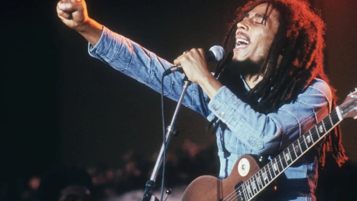 La leyenda del reggae Bob Marley canta en Estocolmo, Suecia, en una foto sin fecha. (Crédito: Hulton Archive/Archive Photos/Getty Images)
