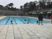 En este exclusivo centro, ubicado a unos 25 kilómetros al oeste de Cardiff, no podía faltar una piscina, donde los estudiantes tienen la oportunidad de practicar natación al aire libre. (Foto: Instagram / <a href="https://www.instagram.com/p/B9yz6YDjIAf/" rel="nofollow noopener" target="_blank" data-ylk="slk:@uwcatlantic" class="link ">@uwcatlantic</a>)