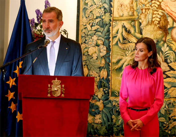 Doña Letizia, atenta a las palabras de su marido