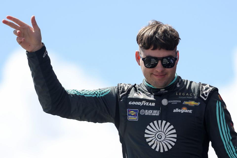 Noah Gragson, el campeón del pueblo... mal corte de pelo y todo.