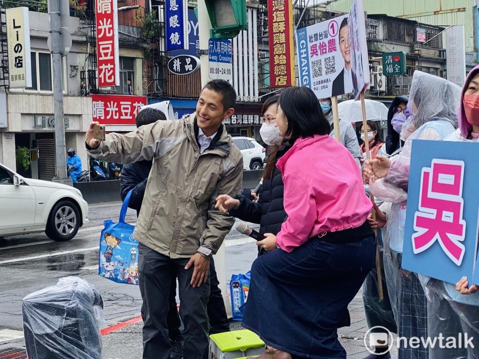 民進黨立委候選人吳怡農、立委吳思瑤與民眾合影。   圖：周煊惠 / 攝