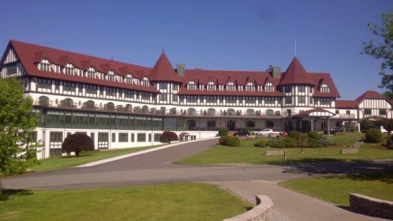 Tourism group calls for minister's resignation over hotel tax