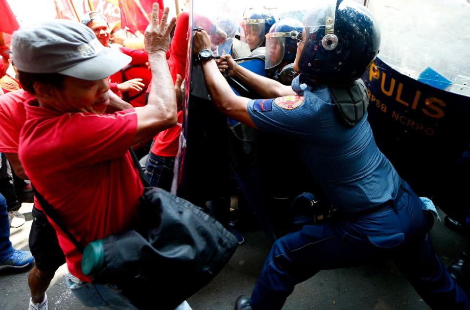 <p>In der philippinischen Hauptstadt Manila geraten am Tag der Arbeit Demonstranten und Polizisten aneinander. (Bild: AP Photo/Bullit Marquez) </p>