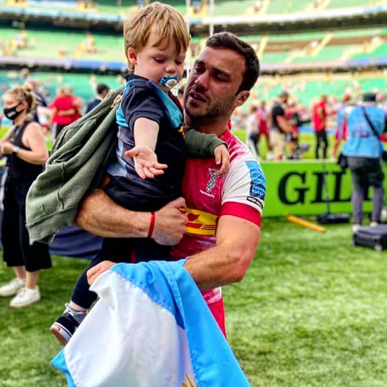 Martín Landajo, conmovido junto a su hijo: el medio-scrum logró en Twickenham la primera corona mayor de su carrera y se despidió de Harlequins, club en el que jugó dos años; su próximo destino es Perpignan, ascendido al francés Top 14.