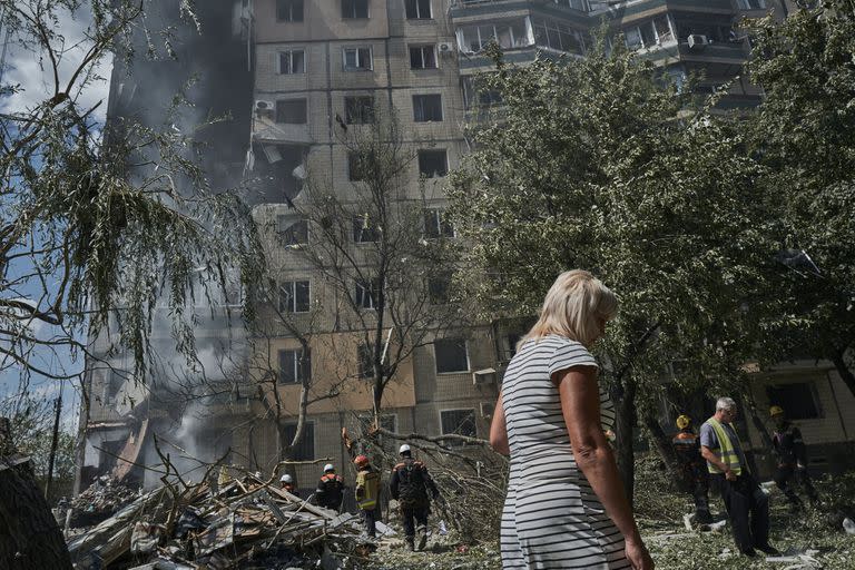 Destrozos causados por un ataque con drones en Kiev. (AP Photo/Libkos)