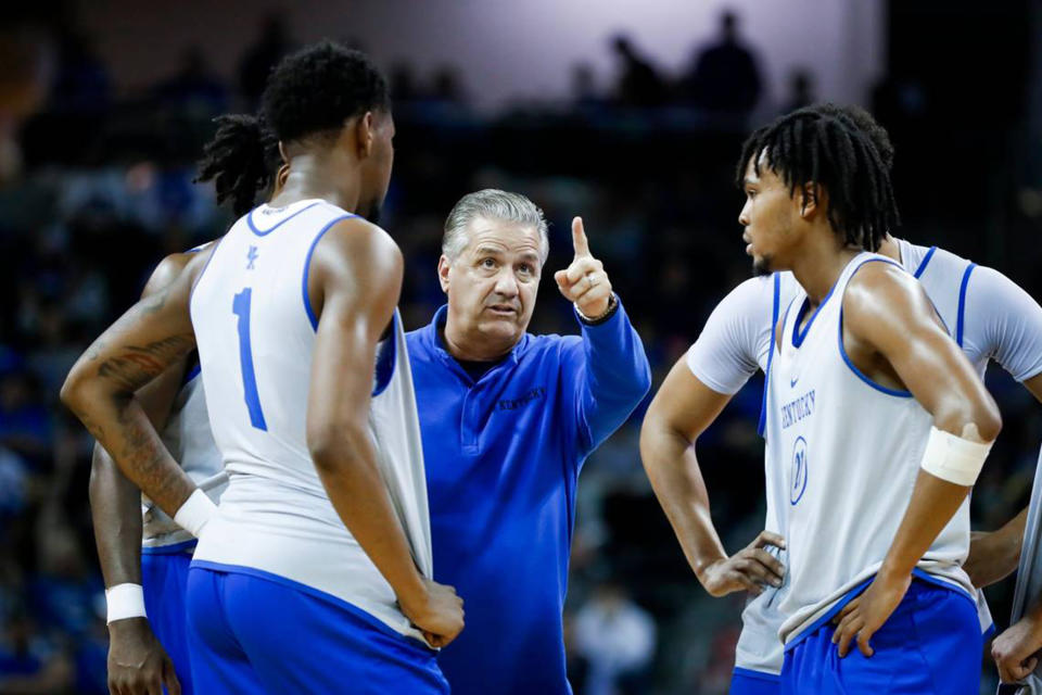 Justin Edwards, izquierda, y DJ Wagner dirigen otra clase de estudiantes de primer año muy cargada en Kentucky.  (Silas Walker/Lexington Herald-Leader/Getty Images)