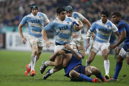 Argentina's Nahuel Tetaz Chaparro (C) is tackled France's Sebastien Vahaamahina during their rugby union test match at the Stade de France in Saint-Denis near Paris, November 22, 2014. REUTERS/Charles Platiau