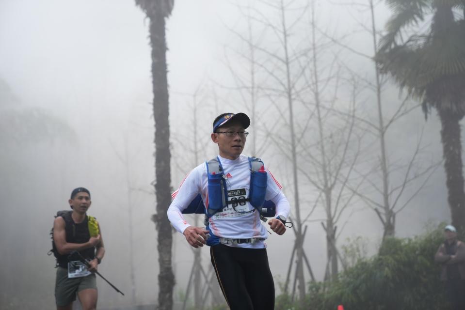 首日賽事超馬名將周平記在大霧瀰漫中前行。大會提供