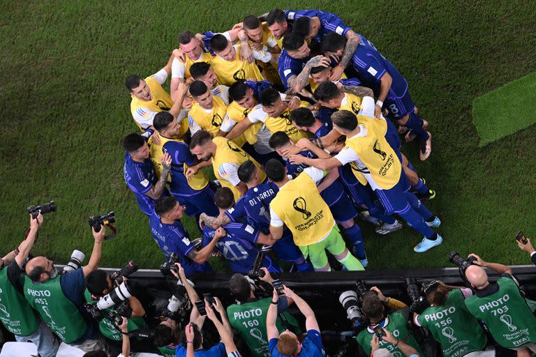 Argentina's players celebrate their first goal during the Qatar 2022 World Cup Group C football match between Poland and Argentina at Stadium 974 in Doha on November 30, 2022. (Photo by Kirill KUDRYAVTSEV / AFP)