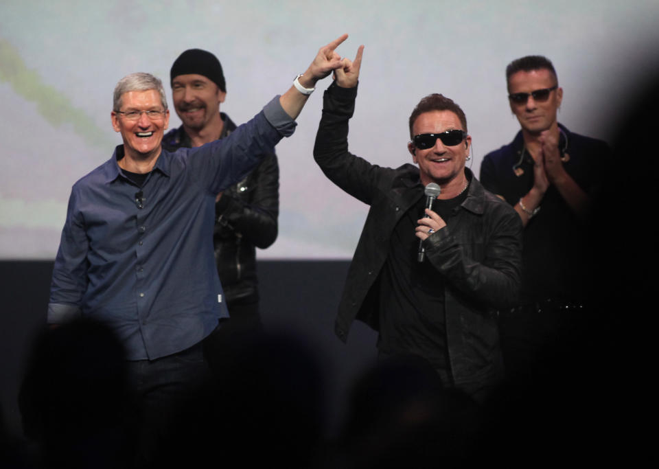 Tim Cook, CEO de Apple con U2 (MediaNews Group/Bay Area News via Getty Images)