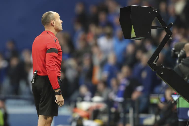 ARCHIVO - El árbitro español Antonio Mateu Lahoz revisa una jugada en el VAR durante el partido por la Liga de Campeones entre Rangers y Napoli, en el Estadio Ibrox de Glasgow, Escocia, el miércoles 14 de septiembre de 2022. (AP Foto/Scott Heppell, archivo)