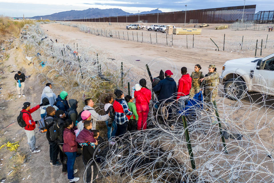 Texas National Guard troops stop immigrants trying to pass through razor wire (John Moore / Getty Images file)