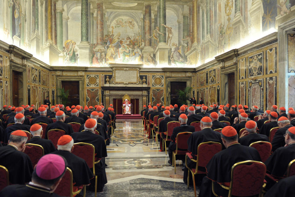 En tenue d'apparat avec la mosette (capeline) sur les épaules, Benoît XVI a reçu ce matin 144 cardinaux de la Curie et des cinq continents dans la solennelle Salle Clémentine du Vatican. Ceux-ci l'ont salué en baisant l'anneau papal. OSSERVATORE ROMANO