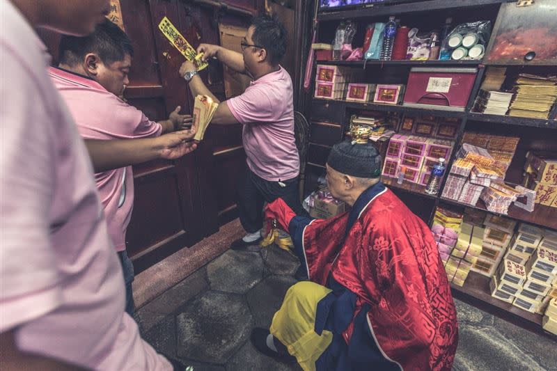 道長正在封鬼門，此圖為非疫情期間拍攝。（圖／新竹東寧宮臉書專頁）