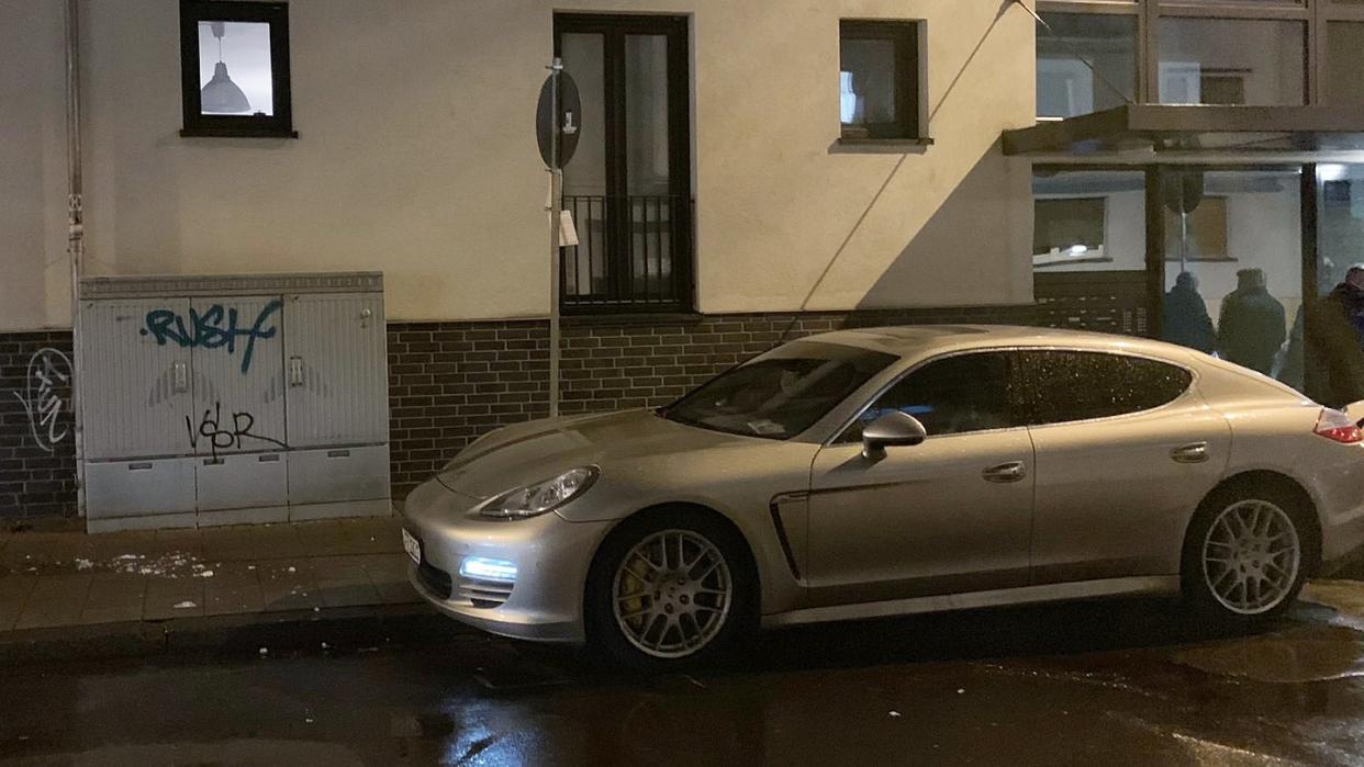 Das Auto der erschossenenen 44-Jährigen steht nach der Tat in der Offenbacher Innenstadt. Foto: Rafael Bujotzek/InZwischenZeit:Filme