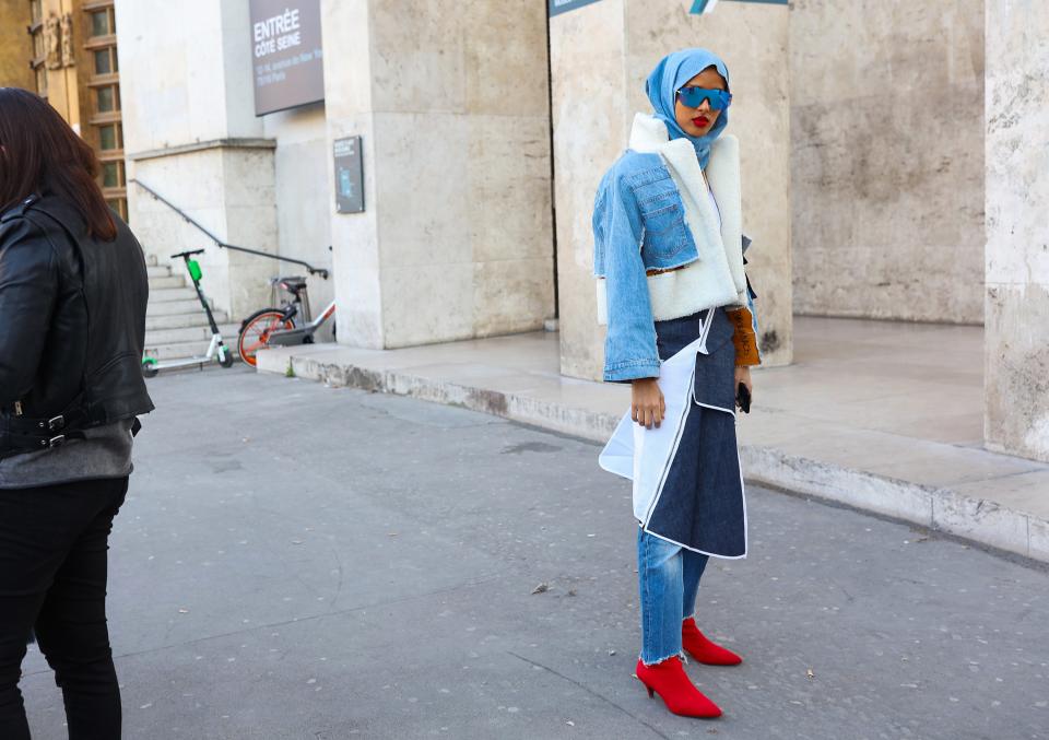 A full-on denim look in Paris. I’m wearing a skirt with an irregular hem with a denim jacket from Shengpalae, which is a Korean brand, and snowboard sunglasses.