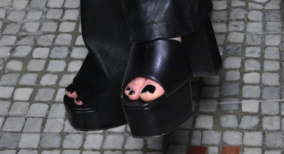 A closer look at Lavigne's shoes. platform sandals, leather sandals, Avril Lavigne shoes, black heeled sandals