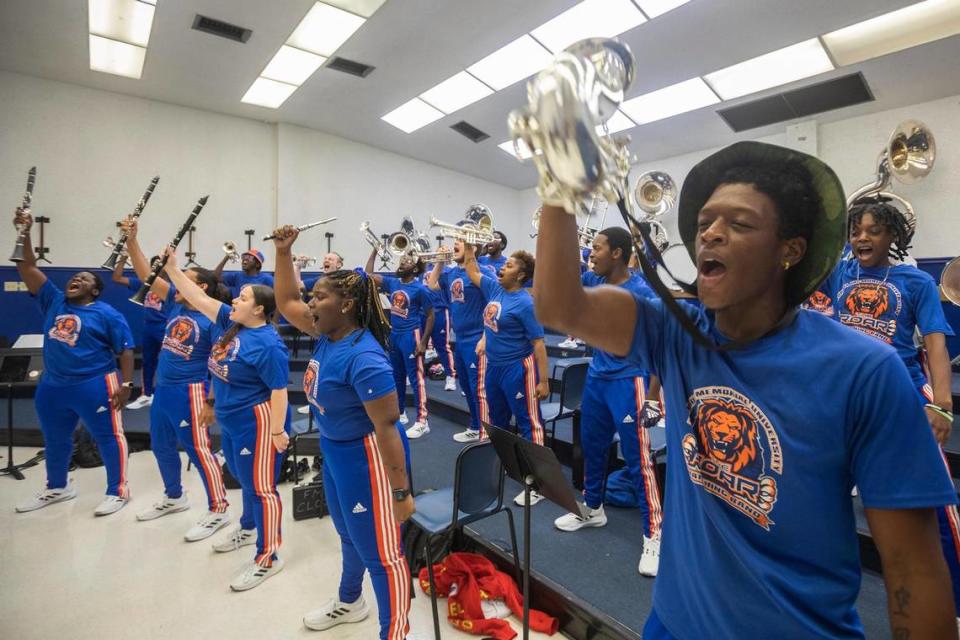 Al frente a la derecha: John Duncombe tocando para la banda de marcha ROAR de la Universidad Memorial de la Florida (FMU) el viernes 9 de junio de 2023, en Miami Gardens, la Florida.