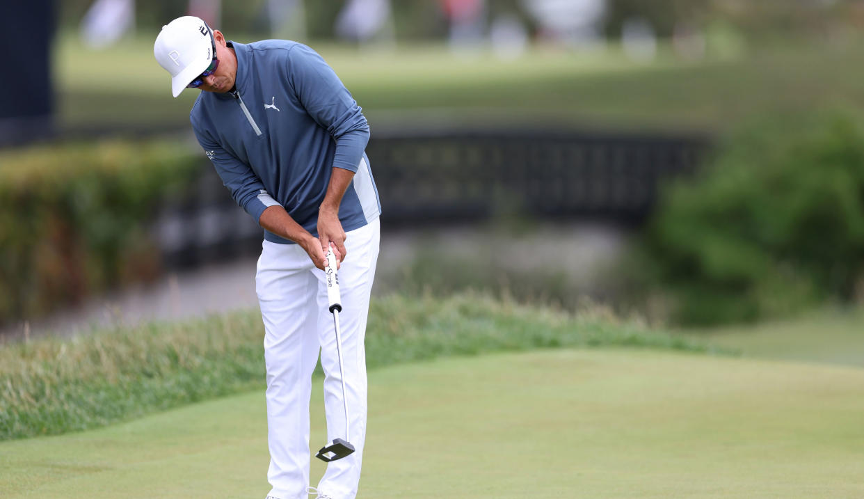  Rickie Fowler hits his putt  