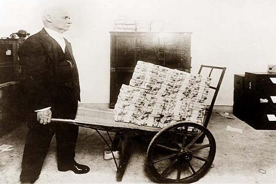 Los billetes se debían llevar en carretillas (imagen vía Wikimedia commons)