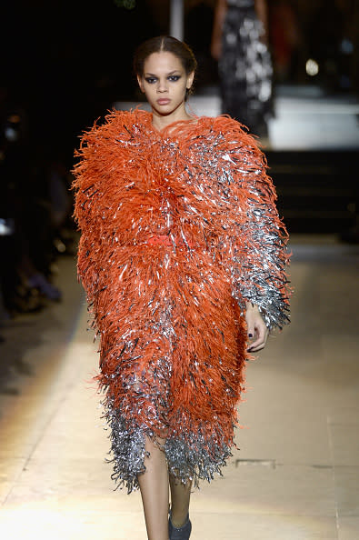 <p>Fue otra de las tendencias más osadas de la plataforma de moda neoyorkina. Por ejemplo, la pudimos observar en esta creación de Carolina Herrera: un pesado abrigo de plumas con escarcha. <em>Foto: Fernanda Calfat/Getty Images</em> </p>