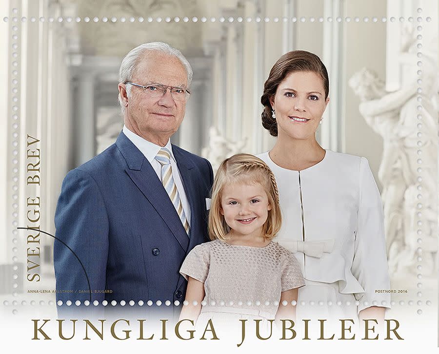 Die kleine Prinzessin ziert sogar eine der drei Marken. Sie ist darauf zusammen mit ihrer Mutter Victoria und König Carl Gustaf zu sehen. 