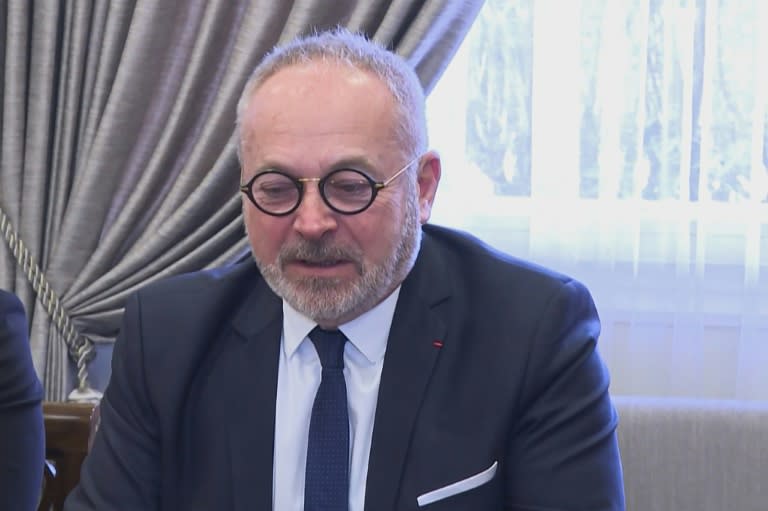 Capture d'écran d'une vidéo diffusée par Télé Liban le 13 février 2020 montrant le sénateur français Joël Guerriau lors d'une visite au Liban (Handout)