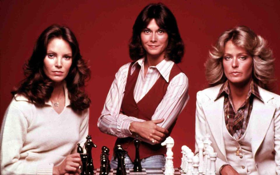 <p>Kelly Garrett (Jaclyn Smith, links), Sabrina Duncan (Kate Jackson, Mitte) und Jill Munroe (Farrah Fawcett) waren die populärsten Privatdetektivinnen des 70er-Jahre-Fernsehens. Der Krimi-Aspekt war bei "Drei Engel für Charlie" aber eher nebensächlich, das tragende Element war vor allem der reizende Charme der Hauptdarstellerinnen. (Bild: United Archives/FilmPublicity/Getty Images)</p> 