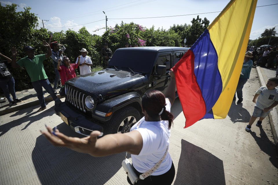 Vecinos de Luis Manuel Díaz lo ven llegar a su casa en Barrancas, Colombia, tras ser liberado después de 12 días de secuestro el jueves 9 de noviembre de 2023. Díaz, padre del futbolista Luis Díaz del club inglés Liverpool, fue secuestrado el 28 de octubre por la guerrilla colombiana Ejército de Liberación Nacional. (AP Foto/Iván Valencia)