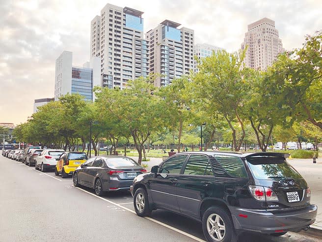 台中市無論路邊停車格或路外停車場，熱門時段都一位難求。（陳世宗攝）