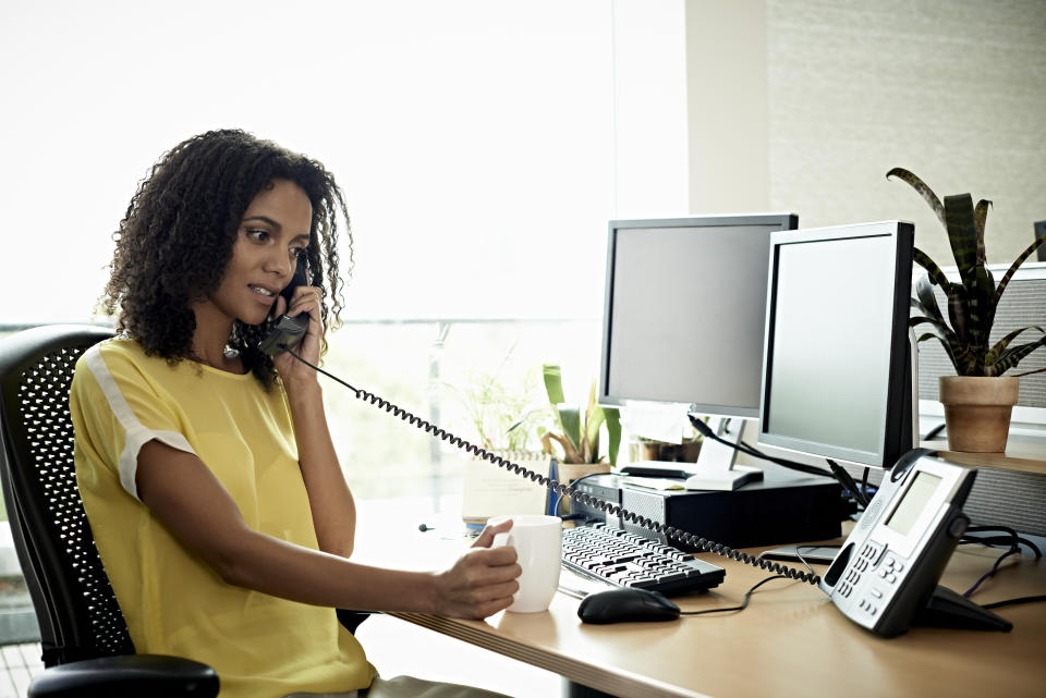 Avalan un despido por hablar demasiado por teléfono durante jornada laboral. Foto: Getty Creative.