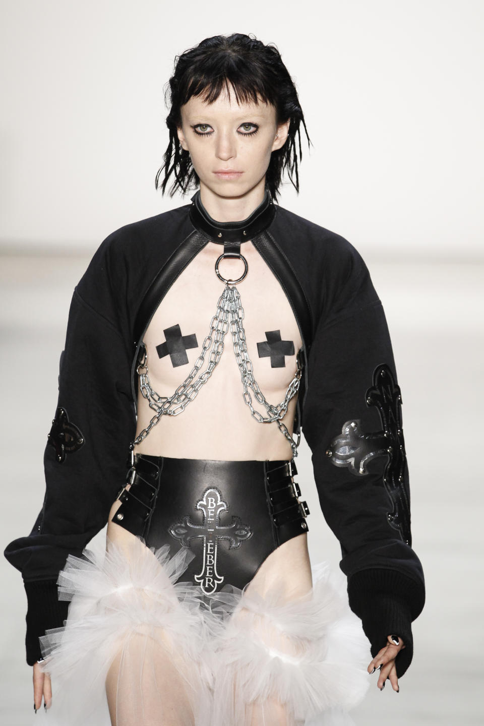 <p><b>Namilia – New York Fashion Week</b><br>Auch dieser Look von Namilia lässt nichts Gutes vermuten. Abgeklebte Nippel, Metallketten und Gothic-Make-up wirken irgendwie gruselig. (Bild: ddpimages) </p>