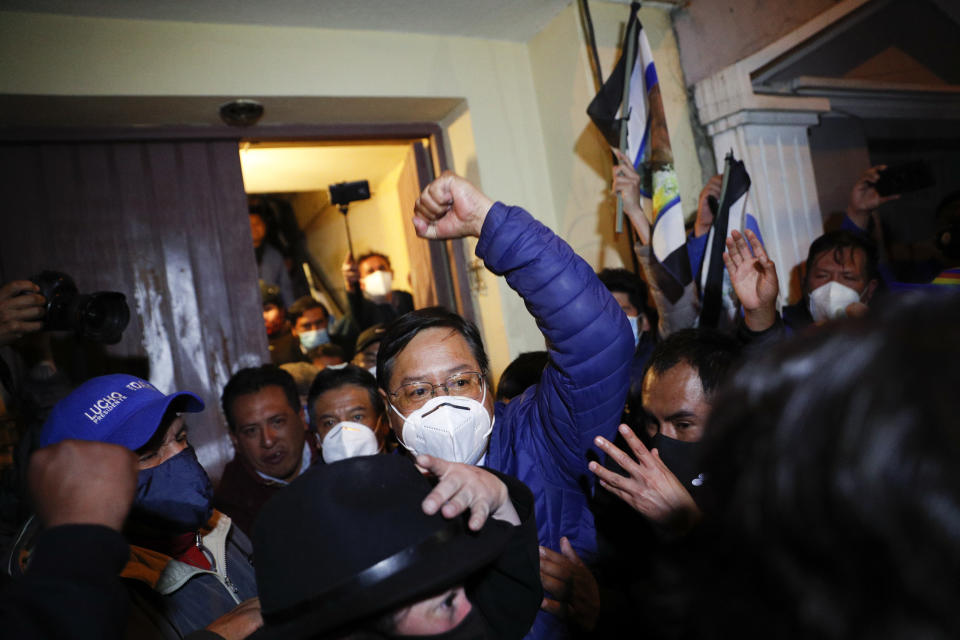 Luis Arce, candidato presidencial del partido Movimiento al Socialismo (MAS), está rodeado de simpatizantes después de realizar una conferencia de prensa en La Paz, Bolivia, el lunes 19 de octubre de 2020. (AP Foto / Juan Karita)