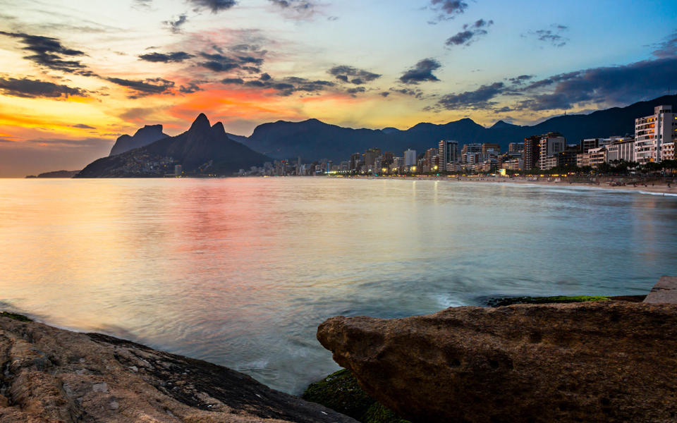 Whether youre standing with your feet in the sand at Barra da Tijuca or sipping a caipirinha on Leblons golden shores, there are many ways to enjoy a Rio de Janeiro sunset. Locals looking for a romantic rendezvous, though, usually head to Arpoadora small peninsula that sits between Ipanema and Copacabana and juts out into the ocean. Arpoadors geography allows for stunning views in all directions making it the perfect spot to watch the sun dip into the ocean.