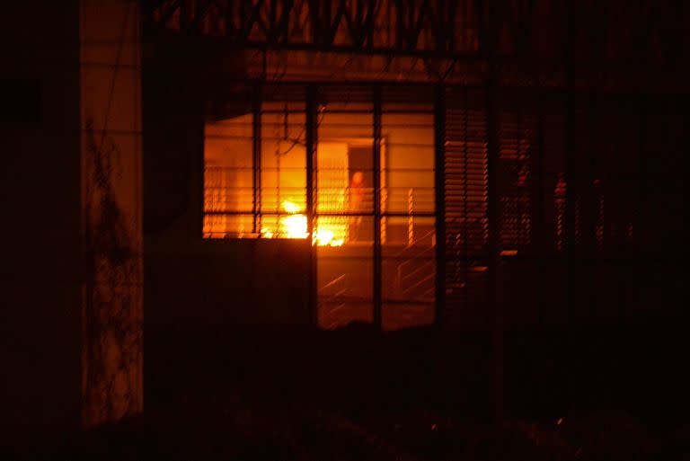 Se ve un incendio en el bloque Guayas 4 dentro del complejo penitenciario Regional 8 después de una 