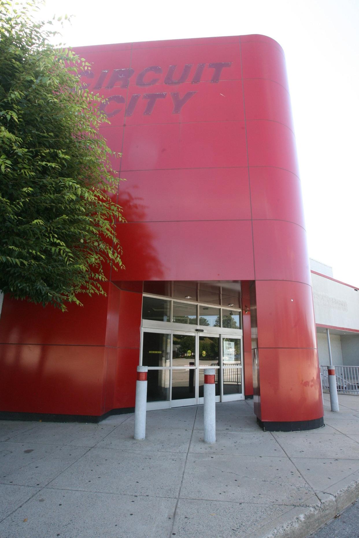 The former Circuit City storefront, located in the southern portion of Garden City, that went out of business months ago, is still empty.