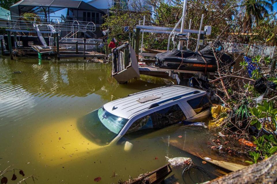 Una todoterreno sumergida en un canal detrás de una casa en Lagoon Road en Fort Myers Beach el miércoles 26 de octubre de 2022. La camioneta y una gran cantidad de otros escombros que ensucian la zona son el resultado del huracán Ian, una tormenta de categoría 4 que tocó tierra en la costa suroeste el miércoles 28 de septiembre de 2022.