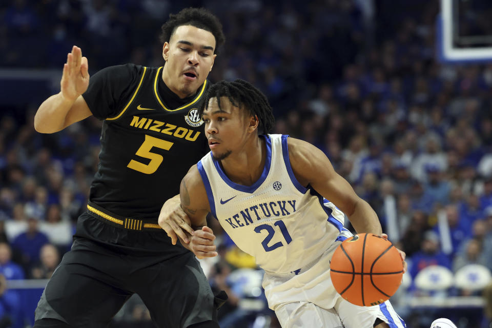 Kentucky's D.J. Wagner (21) drives while defended by Missouri's John Tonje (5) during the second half of an NCAA college basketball game in Lexington, Ky., Tuesday, Jan. 9, 2024. Kentucky won 90-77. (AP Photo/James Crisp)